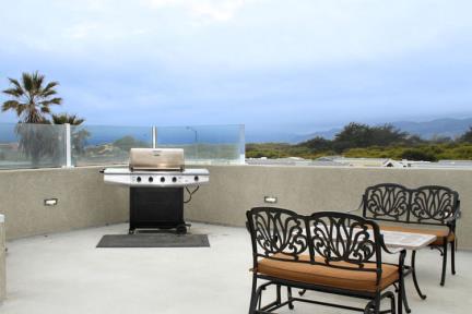 Large roof deck offers views of lagoon, ocean and mountains.